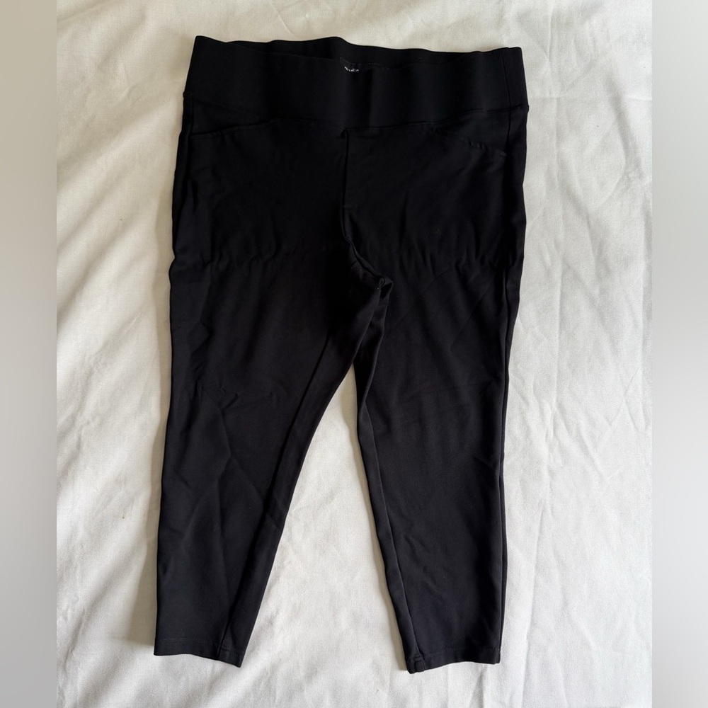 Torrid Pull-On Pocket Pixie Black Capri- 2R